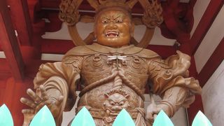 門の両脇にいる四天王が凛々しいです。