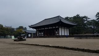 木造四天王立像などの国宝を安置