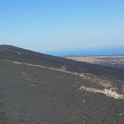 一面の黒い砂山