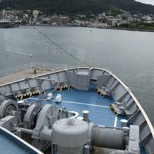 操舵室から見る函館山。