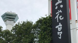 混み混みの店内、カフェはメニューを見ることができない