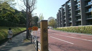 それほど急ではないが長く続く坂道