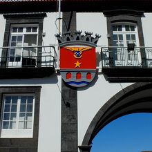リベイラ・グランデ市の紋章が外壁に取り付けてありました。