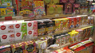 バラマキ土産からちょっと良さげなお土産まで、何でも揃います!