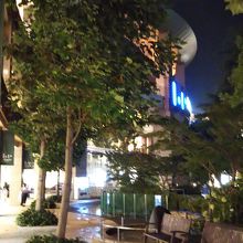 バス停はモールに横付け☆