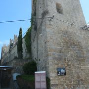 外敵から町を守るための中世建造のピラン城壁