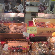 上に並ぶのがばら売りのサーターアンダギーです