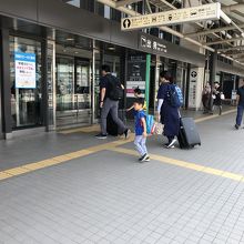 大阪国際空港南ターミナル、出入口。