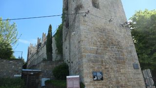 外敵から町を守るための中世建造のピラン城壁