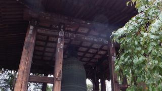 増上寺の巨大な鐘を支える。