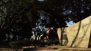 石碑には日本地図が描かれていて、伊能忠敬の測量の功績をよく示しています