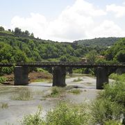 アセノフ地区に架かる木造の関所橋