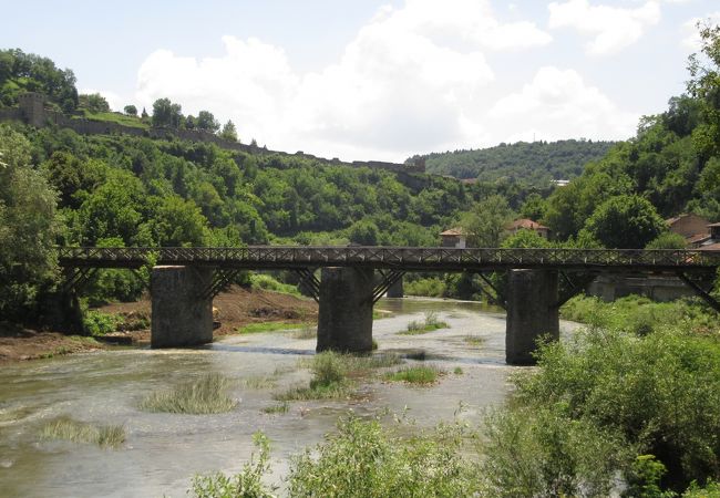 アセノフ地区に架かる木造の関所橋