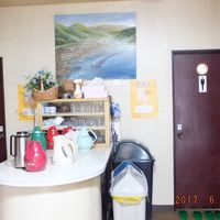 洗面前のテーブルの電気ケトルでお湯を沸かしポットに移し変える