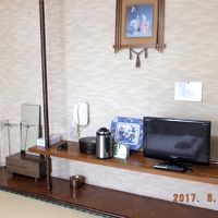 魔法瓶とテレビと鏡面とタオル掛け