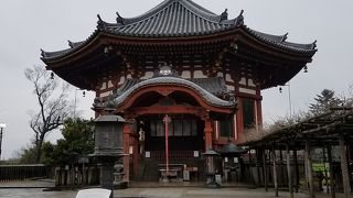 八角形の屋根には風鐸