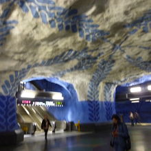 中央駅ホーム、まるで洞窟内の壁画という感じ