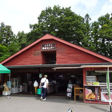 ソフトクリームが人気のふるさと物産センター