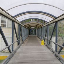 エレベーターからリフトへの連絡道