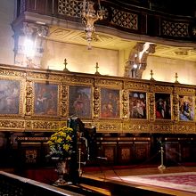 祭壇下の聖歌隊席