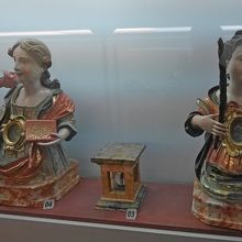 真ん中は聖フランシスコザビエルの髪と血の入った聖箱　17世紀