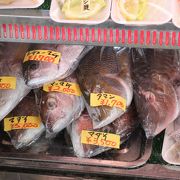 奥部島で捕れた鮮魚を販売している小さな市場です。私は海鮮丼をたべました。