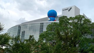 屋上に大きなドラえもんが