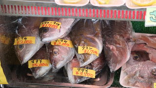 奥部島で捕れた鮮魚を販売している小さな市場です。私は海鮮丼をたべました。