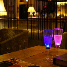 光るカクテルグラス