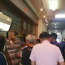 次々とお客さまでいっぱいの店内！