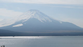 山中湖湖畔にあります