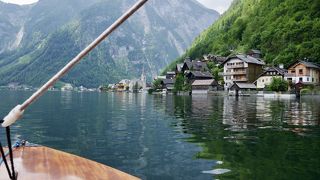 静かなハルシュタット湖上から眺める街並みが素敵です。