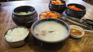 日本人観光客ばかりでした。ソルロンタンは評価できませんが、カクテキは美味しかったです。