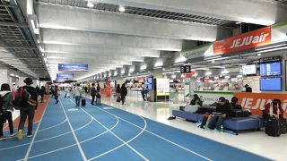 トラックのような床面塗装が面白い。バスは始発だし、最初の到着だし、便利。