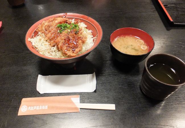 ソースかつ丼。やや小さめか。場所柄しかたないか。