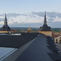 窓から他の塔が見えます