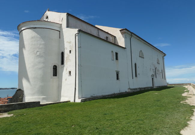 ピラン旧市街の北側丘に立つ聖ユーリ教会