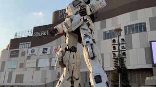 ガンダム像が目印