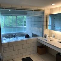 浴槽は広くてゆったり入れます