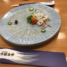 フグ刺しを堪能