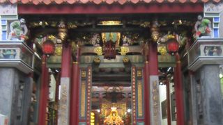 Ｔ字路に在る小さいながらも雰囲気抜群の廟。