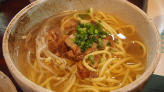 観光客で賑わうお店