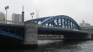 浅草の駒形橋、橋から下に降りると隅田川テラスの遊歩道です