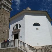 聖ユーリ教会の鐘楼隣にある洗礼堂