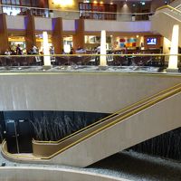 左下の扉は、ホテルとマリーナスクエアと直結している扉