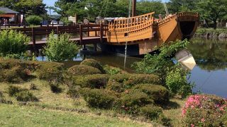 江戸時代に活躍をした千石船の模型があります。