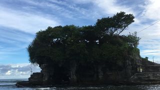 皆さん、夕日を見に来ます。大海原に浮かぶ、美しいタナロット寺院、お勧めです。