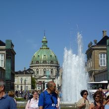 中央に噴水、左右に宮殿の建物、正面奥にフレデリクス教会