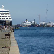 岸壁からは停泊中の船、運河対岸を眺められる