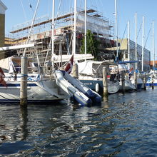 レジャーボートやカフェ・レストランがいっぱい！